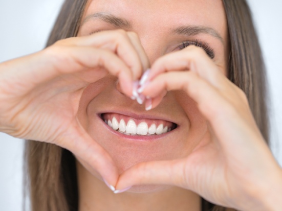Benessere orale: abitudini quotidiane per un sorriso splendente