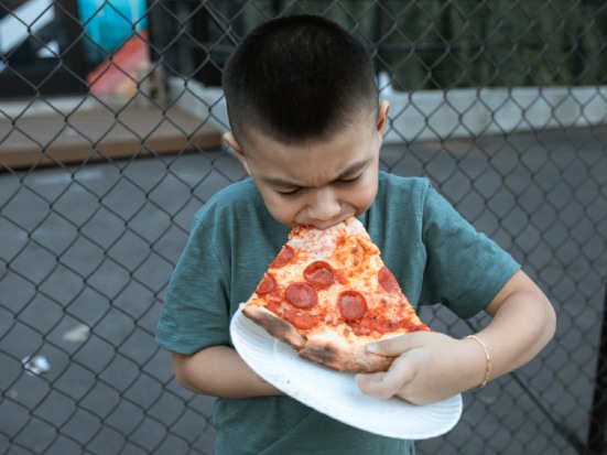 Masticare bene per digerire meglio, un legame spesso ignorato