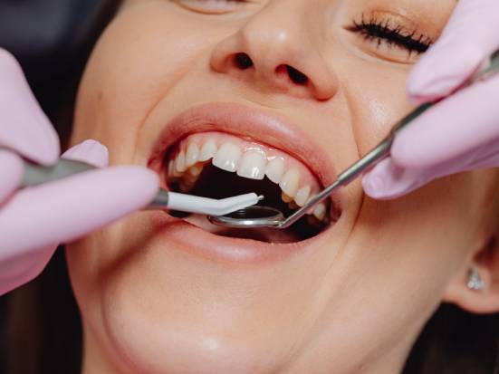 Gengive sensibili: come prendersi cura della bocca ogni giorno senza errori